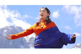 藏族歌手木雅拉措演唱的歌曲《雪域故乡》