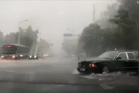 雷电＋冰雹+暴雨＋大风 北京朝阳四预警齐发风卷雨幕积水起波