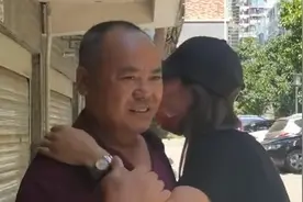 妹妹瞒着父母从车站接回远嫁姐姐，见到父母瞬间哭成泪人视频封面