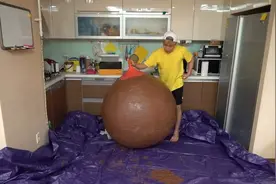 小伙在气球上涂巧克力液，本想做艺术品，戳破后却被气哭了