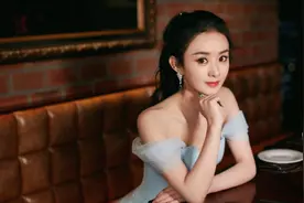 赵丽颖探班冯绍峰在片场等一天，牵手穿情侣装压马路三天后返沪视频封面
