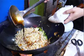 路边摊9元一份的炒泡面，打工人的夜宵，看老板炒的很有食欲