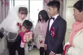 江西一姑娘出嫁，姐弟情深，弟弟背着她出门，爸妈陪嫁一张银行卡