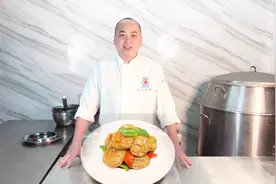 厨师长教你一道虾滑煎藕饼，鲜美爽脆，色泽金黄，大人小孩都爱吃