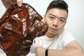 试吃湖南特产“酱板鸭”，虽然嘴巴都已经被辣红，但根本停不下来视频封面