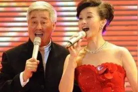 她是赵本山的御用歌手，被曝12岁生下儿子，如今被男友骗光积蓄！视频封面