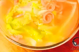 小小刘推荐家常白菜火腿肠汤味道鲜美，老人小孩都爱喝 学起来吧