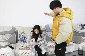 丈夫打妻子，妻子捂着肚子喊疼，不料检查出来怀孕，丈夫后悔万分视频封面