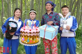 小伙伴们全都变成机器人，原来是为了给小花制造生日惊喜，真有趣视频封面