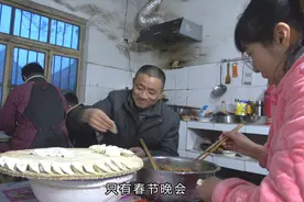 年三十老陈家包饺子，真真放一枚硬币包进去，谁吃到来年行好运视频封面