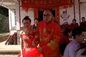 福建一姑娘出嫁，拜别家人出门了，新郎戴着眼镜，好斯文视频封面