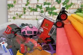 小男孩喜欢的卡通汽车玩具车麦昆赛车和吉普车趣味滑行入水游戏视频封面