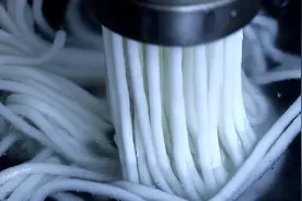 大米终于不用煮饭，轻松两步自制米粉，劲道顺滑，比手擀面还好吃