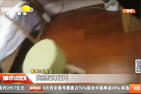 凌晨2点床底发出声音，女子一看竟差点吓晕：陌生男人正冲她笑视频封面