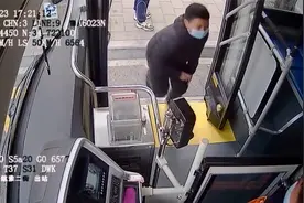 小男孩护送怀孕妈妈坐公交 请求司机等等她 接下来的一幕太暖心视频封面