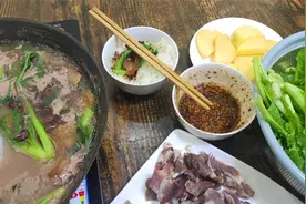 贵州“腊肉豆米火锅”家常做法，配上时令蔬菜，搭配一碗蘸水，香视频封面