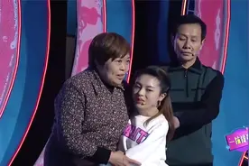 告白：假肢女孩一登场，落泪下跪感谢60岁养父母，现场哭成一片！视频封面