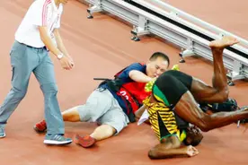 真的阴沟里翻船啊！博尔特跑赢了全世界，竟然输给了中国摄影师视频封面