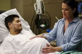 男人怀孕生子引起轰动，孩子是跨性别群体，父母该如何面对？视频封面