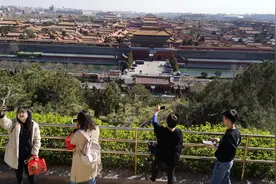 北京的景山，山顶可以俯瞰故宫视频封面