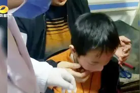 男孩喝酸奶卡住舌头，消防员在医生“指导”下拆瓶“解放”舌头