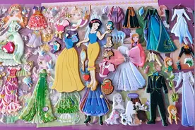 冰雪奇缘2换装贴纸，给公主们和四位姑娘换装打扮，你喜欢白雪吗