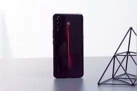 Vivo iQOO手机真机上手评测，骁龙855+后盖隐藏式灯带太漂亮了