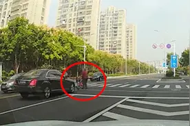 老人推婴儿车过马路，小车疾驰而过将大人小孩一同撞飞视频封面