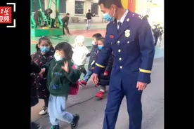 消防员接5岁女儿放学牵手被拒 父亲回应视频封面