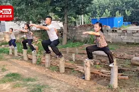 现实版摔跤吧爸爸！老爸带仨姐弟田间习武耍棍  一招一式有模有样视频封面