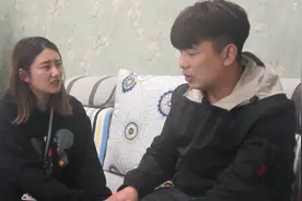 男子总穿妻子丝袜，女子起疑躲门后观察，感动的痛哭流涕（三）视频封面