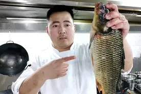 厨师长教你红烧鲤鱼正确做法，记住两个技巧，鱼肉鲜嫩没有土腥味