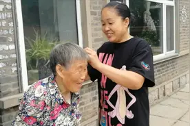 东北农村端午节习俗，门上挂葫芦房檐插艾蒿，白粽子蘸糖吃视频封面