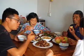 六月的桃子成熟了，一口下去满嘴桃香，真满足视频封面