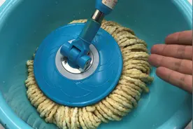 不管多脏多黑的拖把，清洗时水里撒一把，拖把立马干净无异味！视频封面