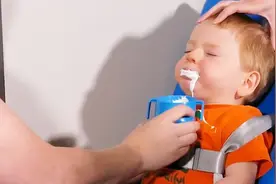 两岁小孩把502胶水当糖果吃了，医生怒斥父母，看完让人心疼！