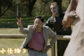 丧尸入侵游乐园，游客误以为是新项目，还和他们拍照留念，搞笑片视频封面