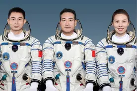 翟志刚、王亚平获二级航天功勋奖章 叶光富获英雄航天员荣誉称号视频封面