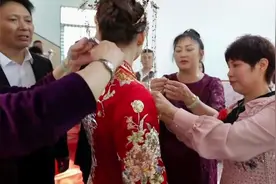 福建一姑娘出嫁，亲人们送她好多金首饰，一身金光闪闪好耀眼视频封面