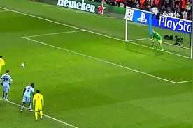 球场上尴尬的点球 自信门将“倒挂金钩”将球扑出