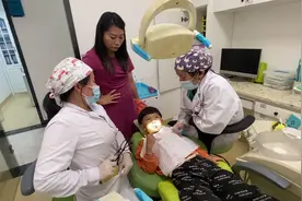 5岁儿子牙齿痛，夫妻俩心疼了，急忙带着他去牙科找医生看视频封面