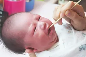 专业护士教你如何帮新生儿宝宝清洁口腔，家有小宝宝的收了吧！视频封面