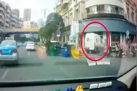 贵州安顺圆通快递车失控撞翻2车  冲上人行道  闯进面包店视频封面