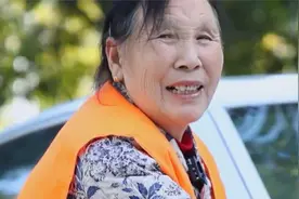 老太太刮坏几十万豪车，赔不起钱直接跑了，结局出人意料视频封面