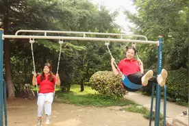 短剧：甜甜和燕子在公园玩“荡秋千”，满满的童年回忆，好开心！视频封面
