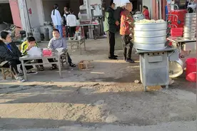 农民鲁智深夫妻送孩子上学，镇上先喝胡辣汤，好好学习，天天向上视频封面