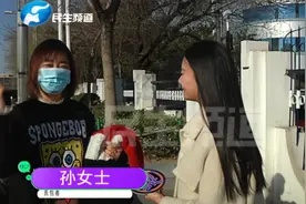 女子骑车丢失手提包，大妈捡到苦寻失主，节目播出后包主人现身了