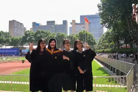 一个都不少！大学生带室友人形立牌参加毕业典礼现场师生争相合影视频封面