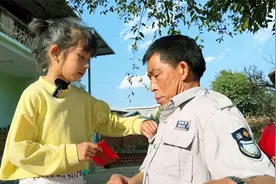 爷爷在城里当保安，回家给孙女发红包，孙女的做法感人视频封面