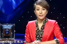拍客：难道真的长了双透视眼？男孩从背面竟能猜出扑克牌上的数字
